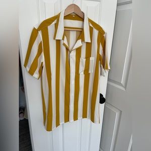 Hooyi Men’s Button up - M